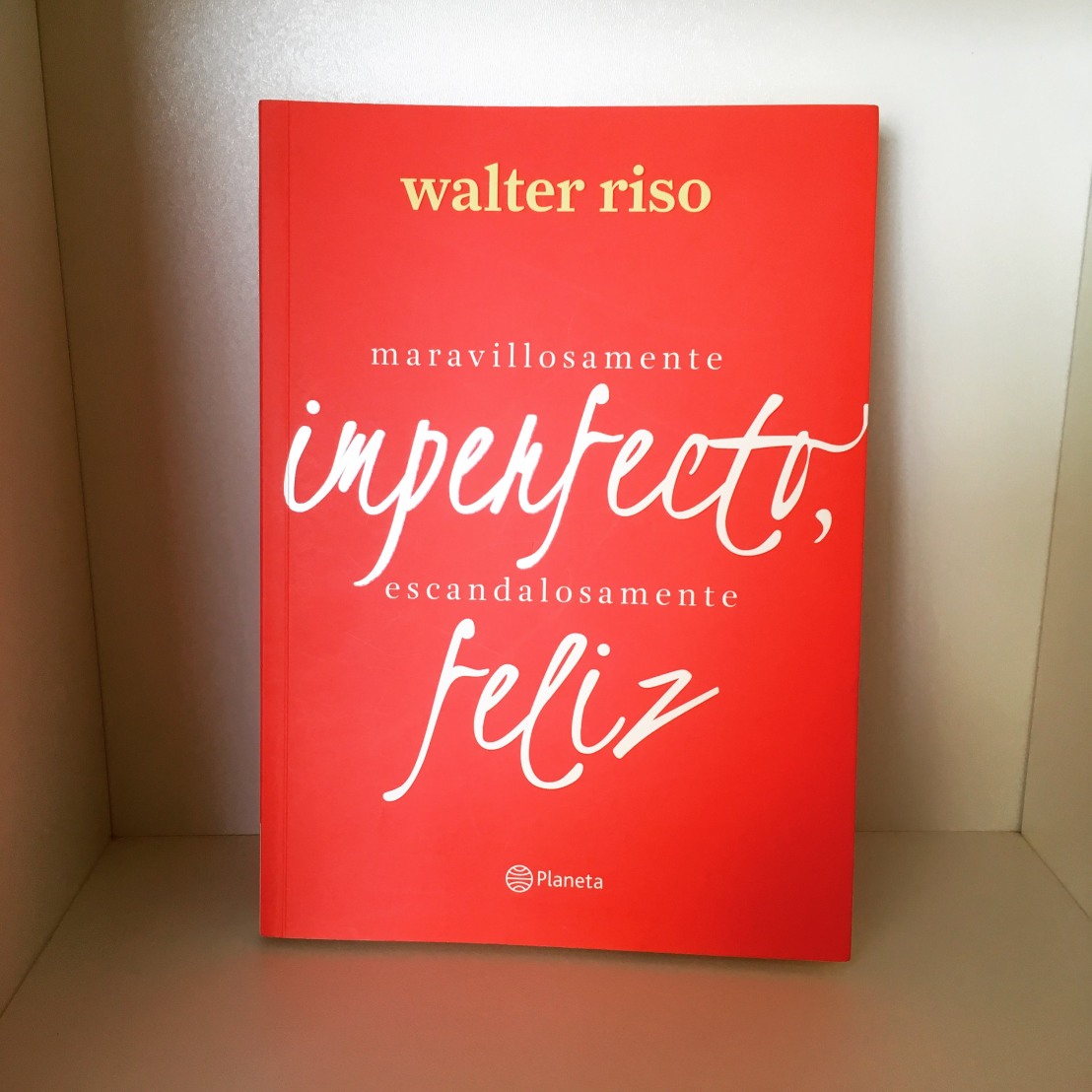 Portada del libro Maravillosamente imperfecto, escandalosamente feliz. (Foto: Sandra Ramírez Checnes)